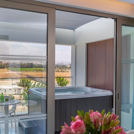 Ivi Mare - Designed For Adults By Louis Hotels Geroskipou Exteriér fotografie A hot tub on a balcony