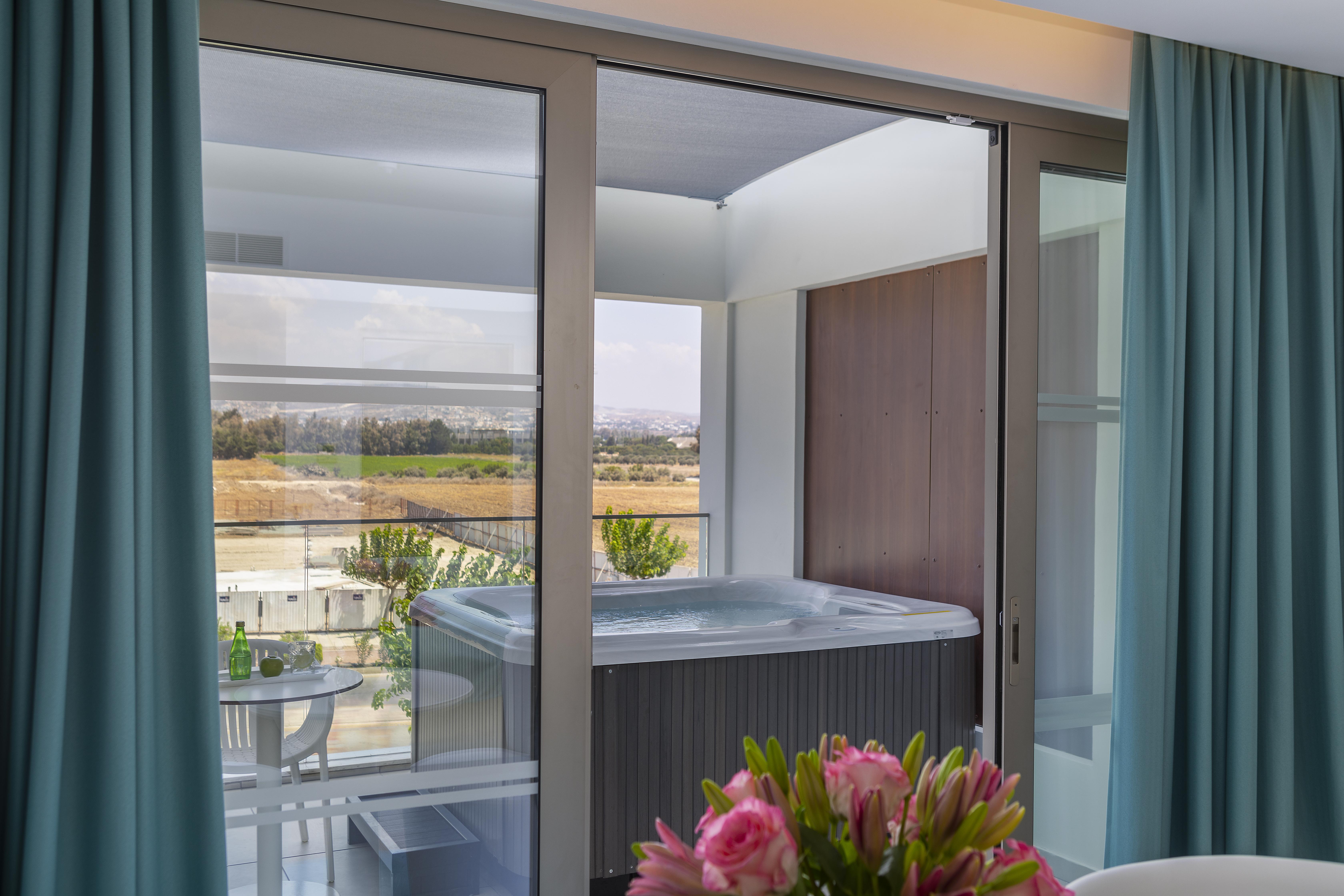 Ivi Mare - Designed For Adults By Louis Hotels Geroskipou Exteriér fotografie A hot tub on a balcony