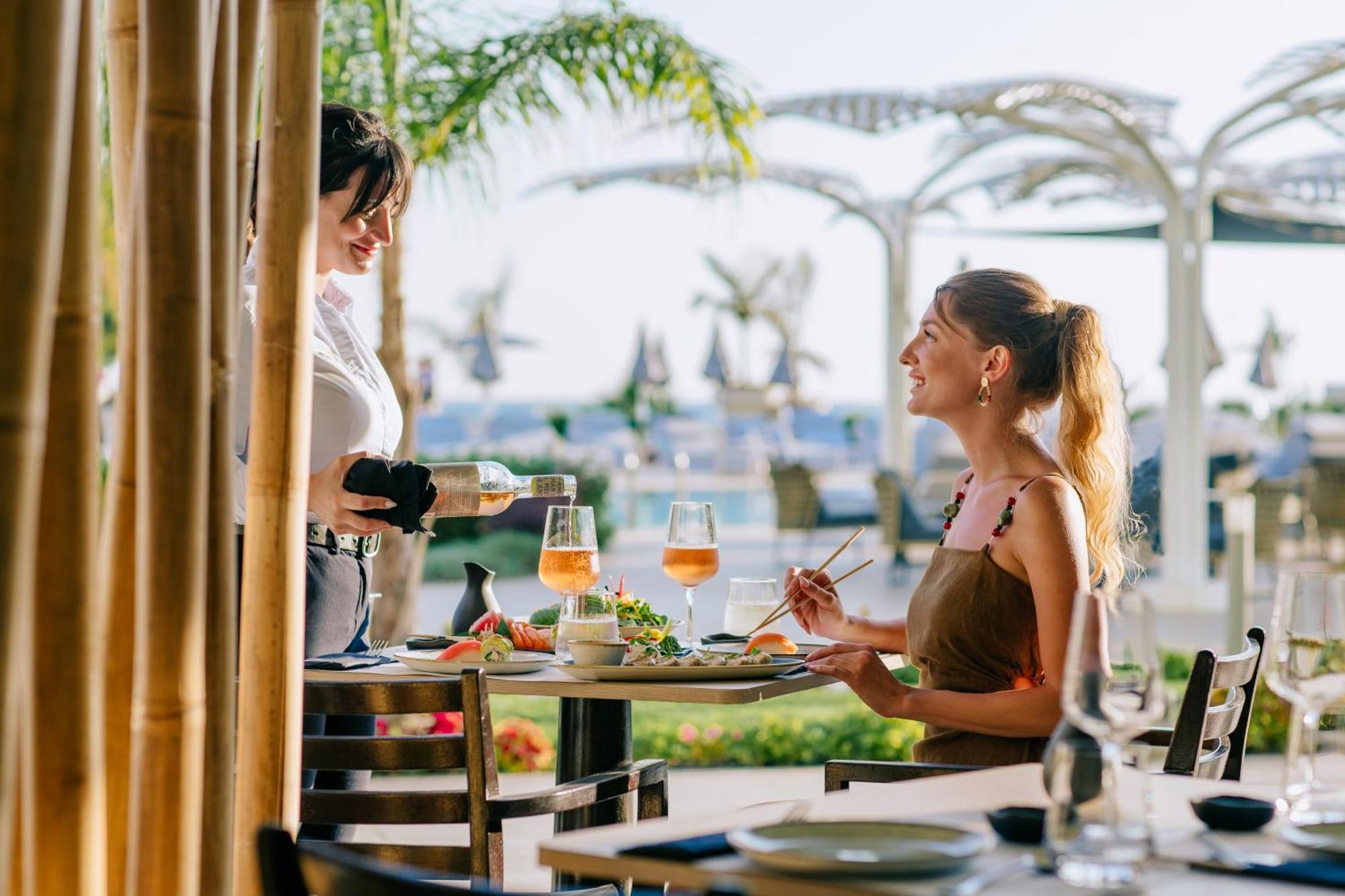 Ivi Mare - Designed For Adults By Louis Hotels Geroskipou Exteriér fotografie A waitress serving a guest at a restaurant