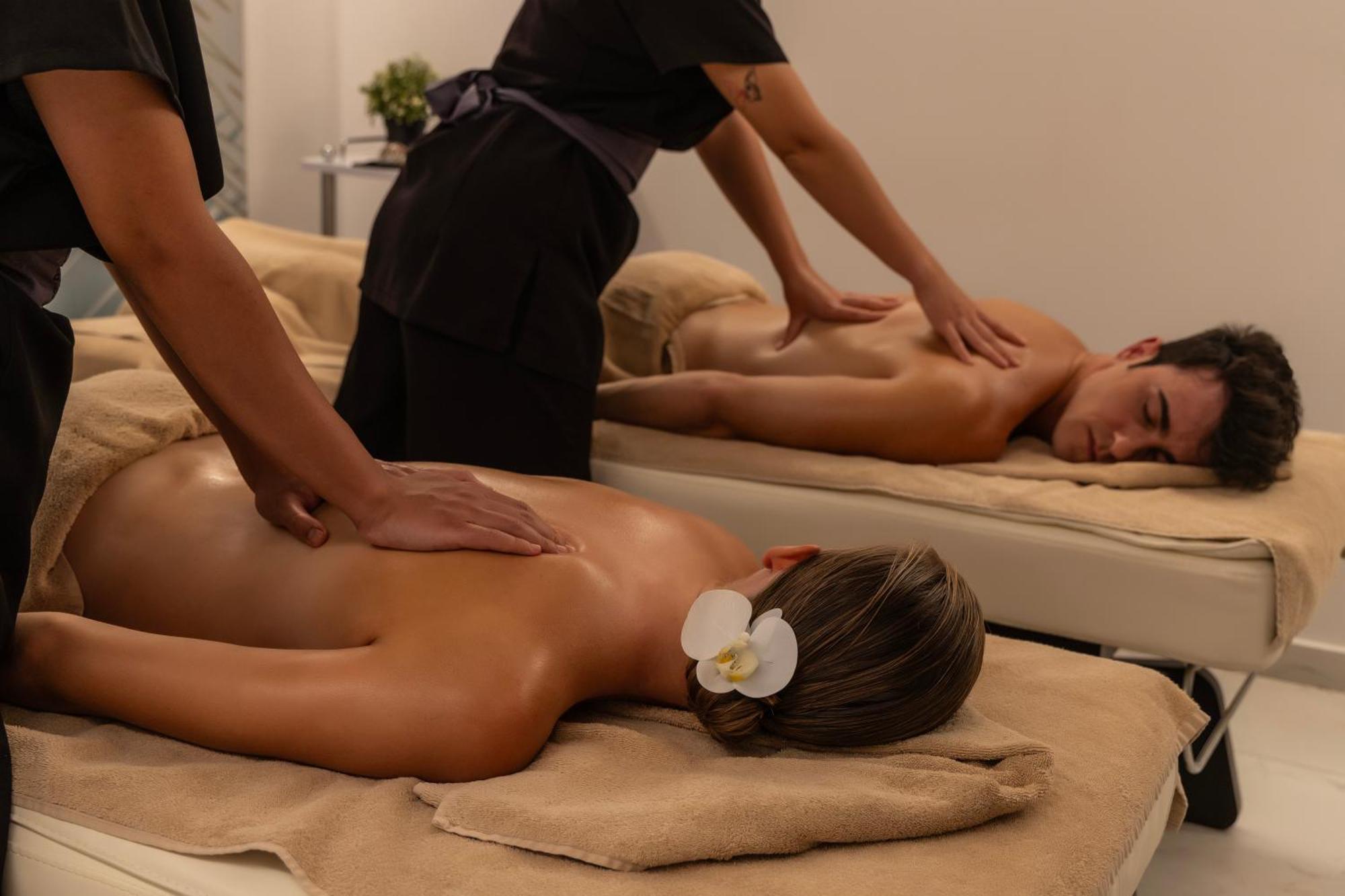 Ivi Mare - Designed For Adults By Louis Hotels Geroskipou Exteriér fotografie Massage therapists working on a couple
