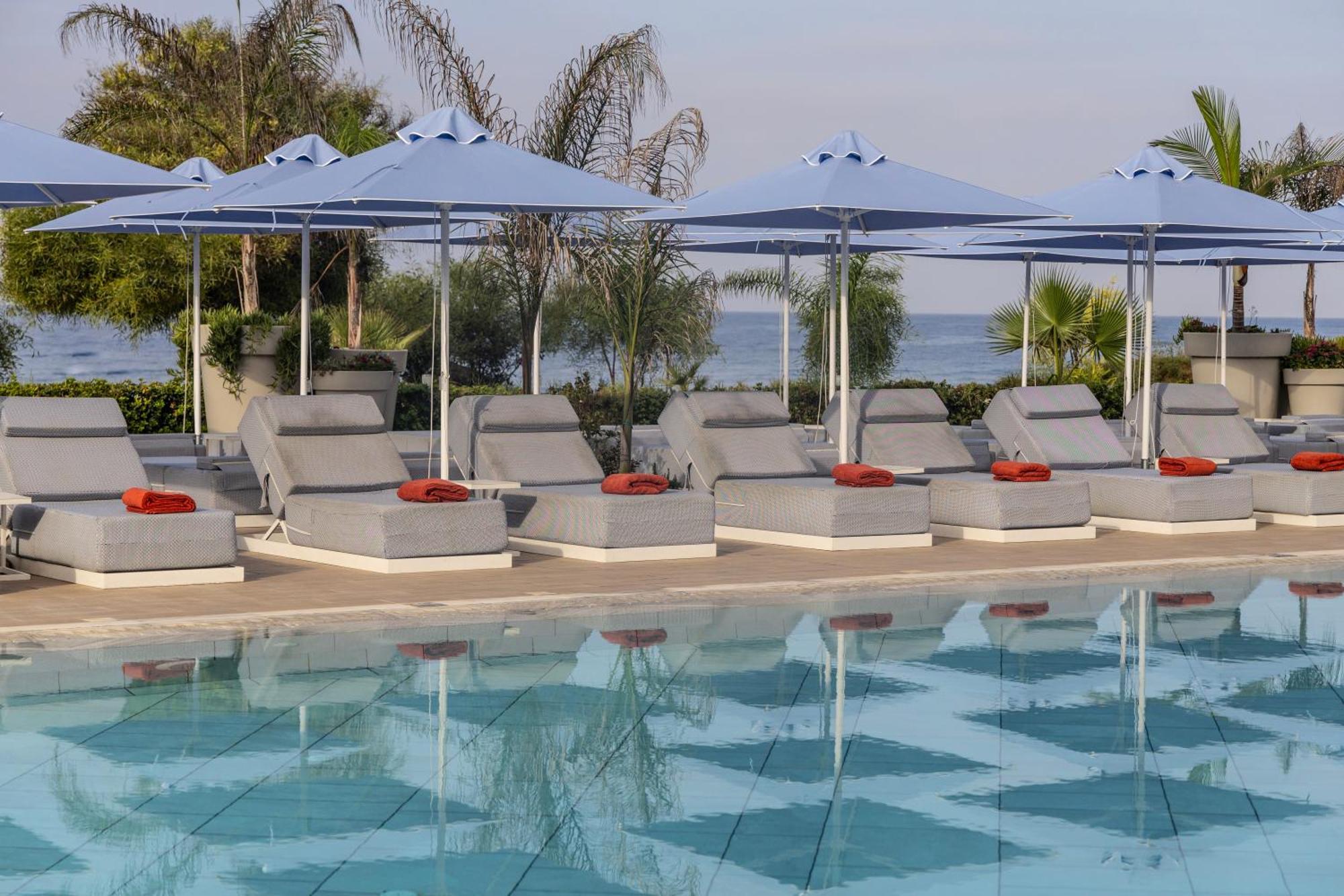 Ivi Mare - Designed For Adults By Louis Hotels Geroskipou Exteriér fotografie Pool at the Westin Athens