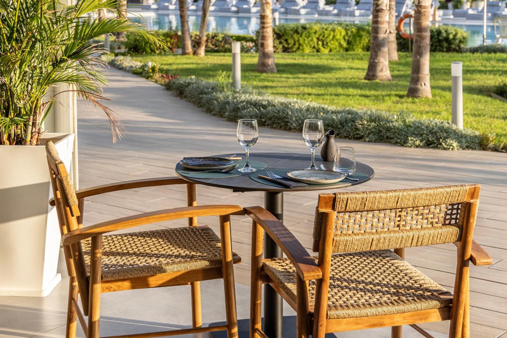 Ivi Mare - Designed For Adults By Louis Hotels Geroskipou Exteriér fotografie A table and two chairs