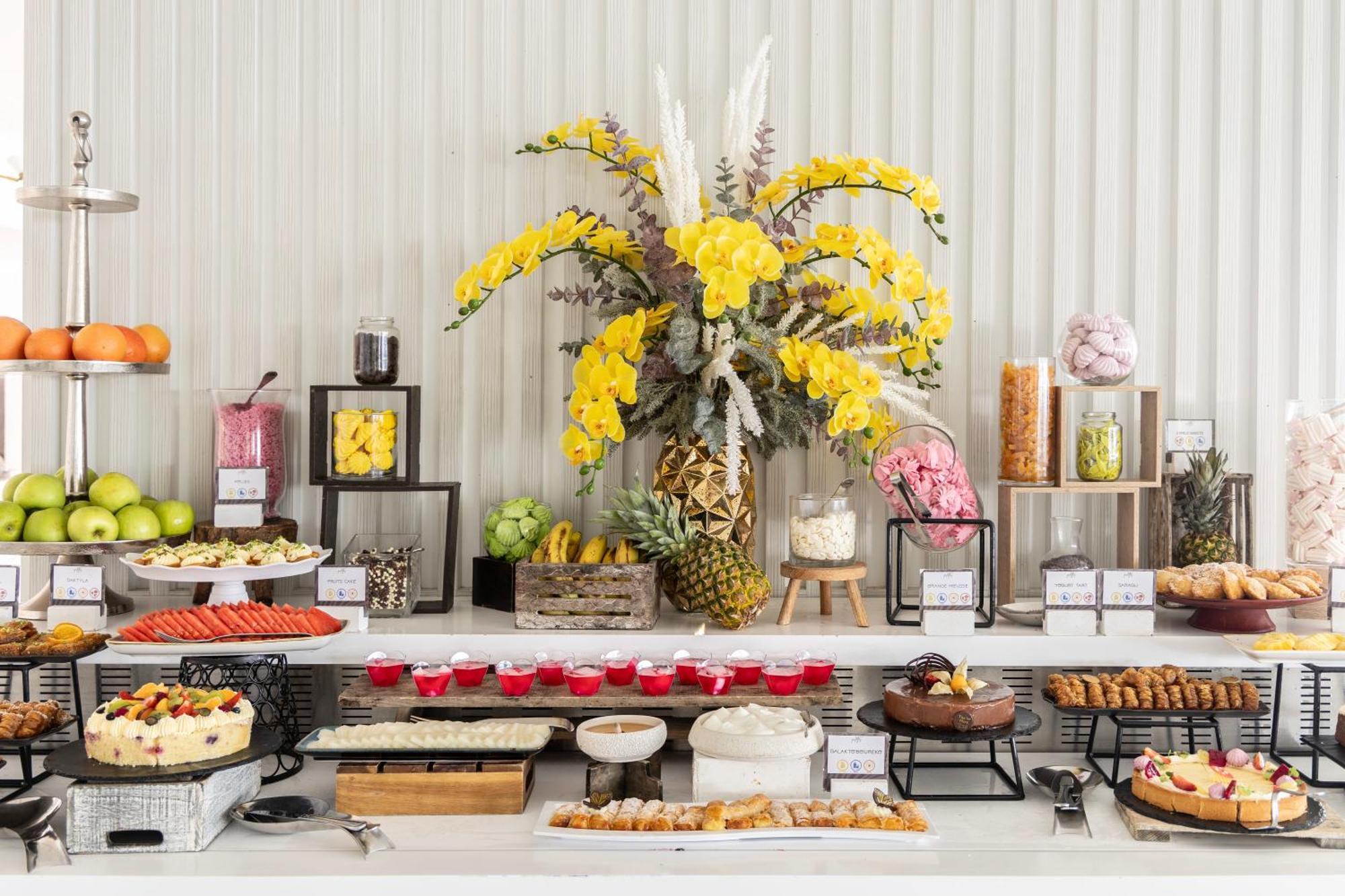 Ivi Mare - Designed For Adults By Louis Hotels Geroskipou Exteriér fotografie A dessert buffet
