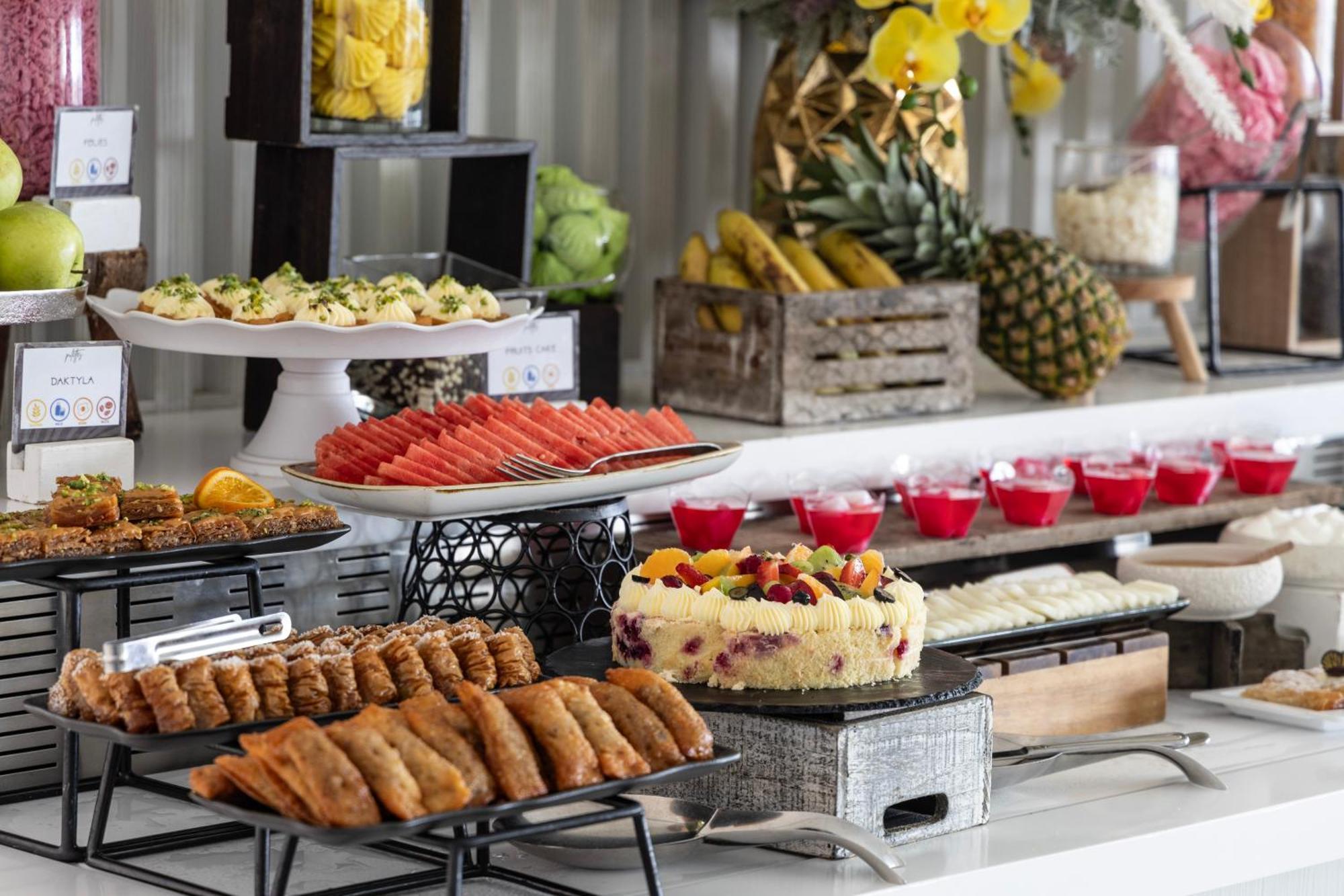 Ivi Mare - Designed For Adults By Louis Hotels Geroskipou Exteriér fotografie A buffet at a hotel