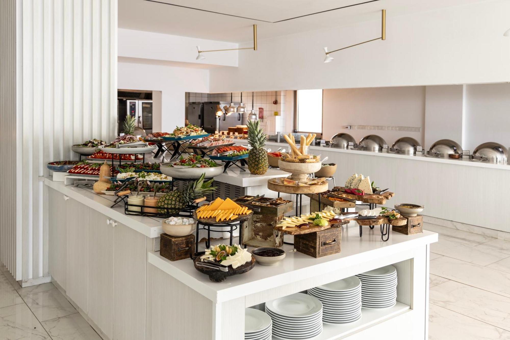 Ivi Mare - Designed For Adults By Louis Hotels Geroskipou Exteriér fotografie A buffet at a hotel