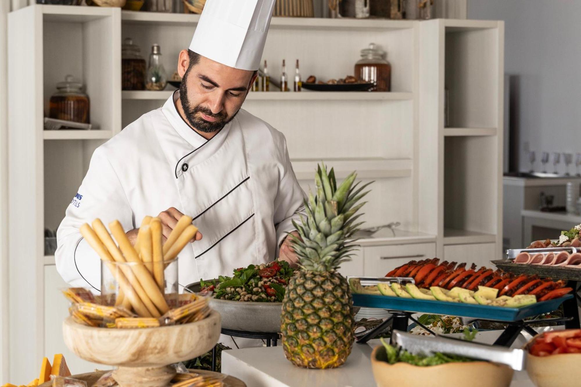 Ivi Mare - Designed For Adults By Louis Hotels Geroskipou Exteriér fotografie A chef preparing food