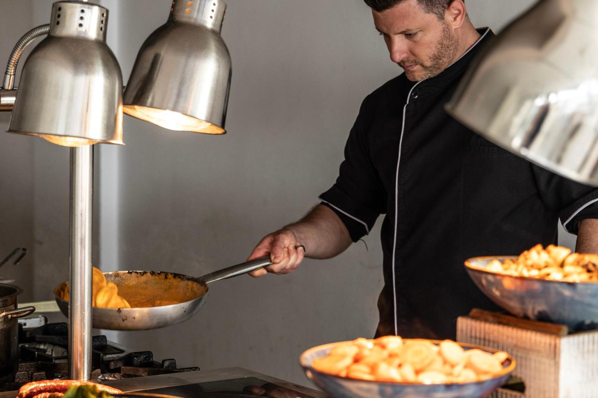 Ivi Mare - Designed For Adults By Louis Hotels Geroskipou Exteriér fotografie A chef at work
