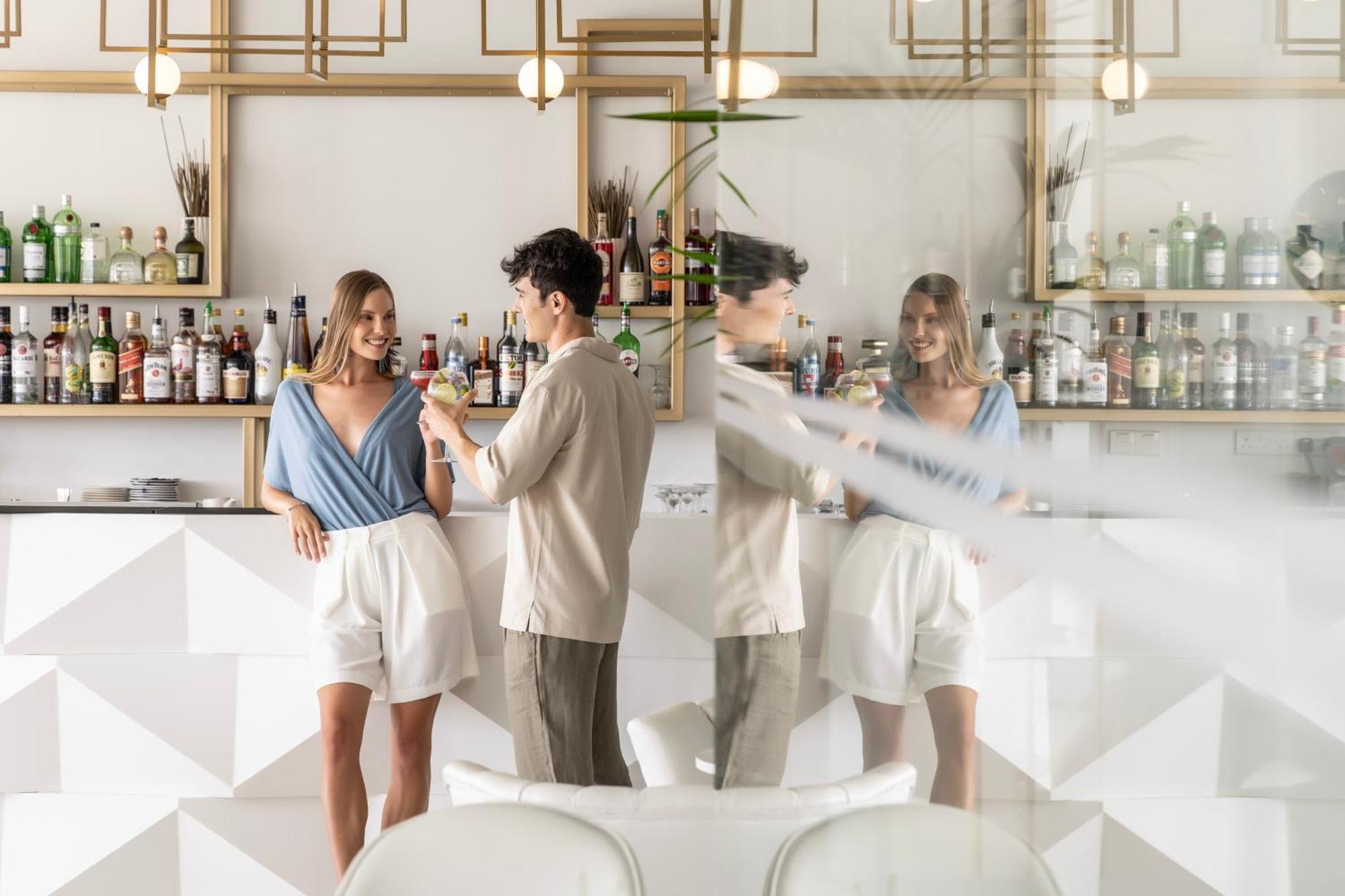 Ivi Mare - Designed For Adults By Louis Hotels Geroskipou Exteriér fotografie The bar at the hotel